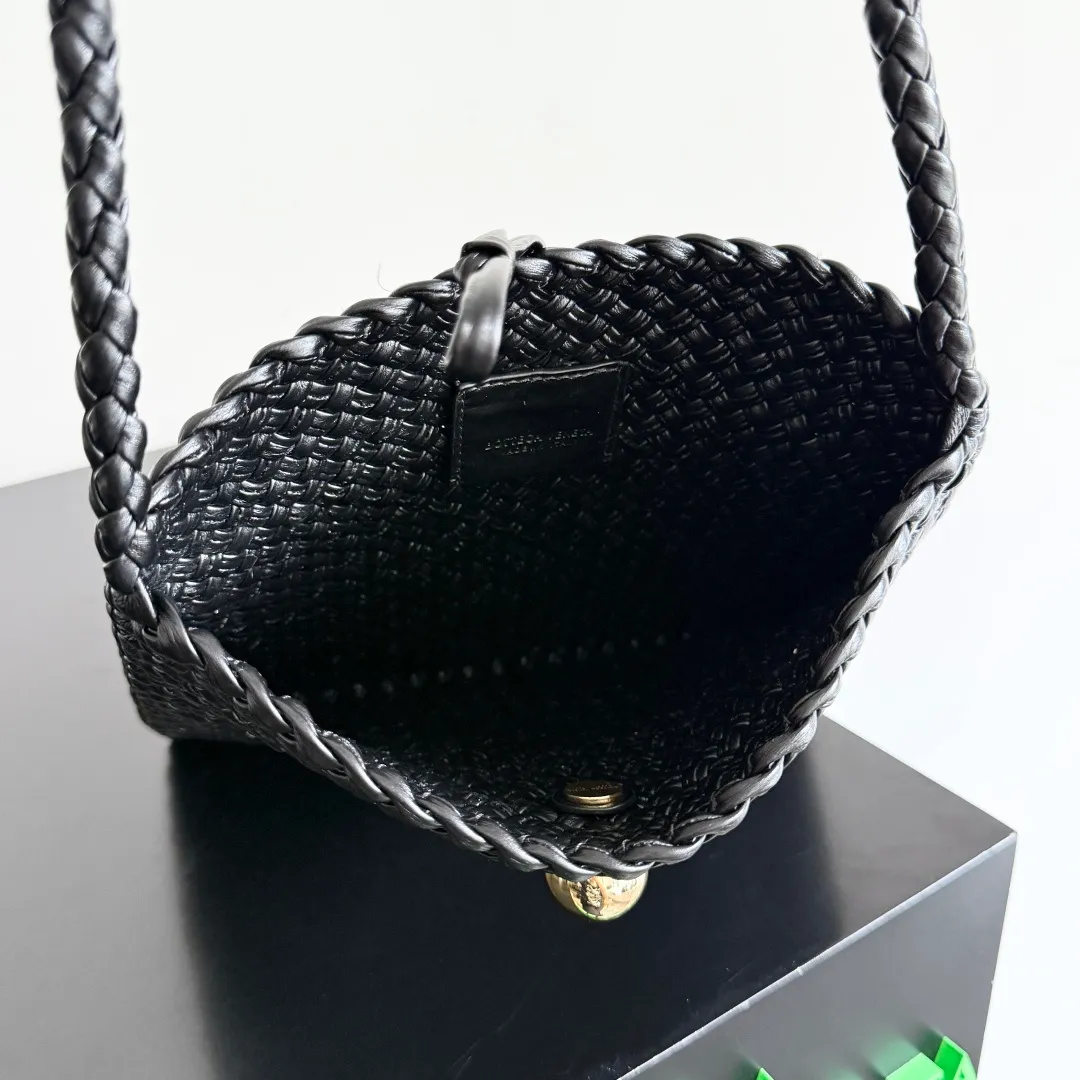 Batch 2480 Bottega Veneta's Tosca, made with exquisite intrecciato weaving technology, three-dimensional trapezoidal cut, neat lines outline a high-end box structure that never fades, giving the soft lambskin a unique silhouette ✨ Small gold balls are embellished to add a sense of fashion, and one leather strip is woven in one piece, simple and advanced. The capacity is suitable for daily life, lifting weight is light, and showing a calm aura in every step. The shoulder-carrying design is practical and carries a low-key taste and relaxed fashion. It is a treasure item that adds points to your outfit. If you know BV, don’t miss it ~ Tosca is your silent business card when traveling around the world. Style number: 777680 Size: 17*19.5*1cm